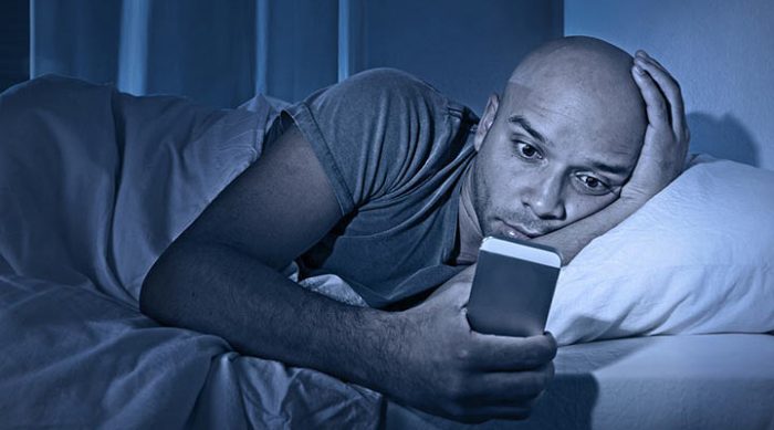 Если вы оставляете на ночь мобильный телефон возле кровати — обязательно прочтите эту статью!