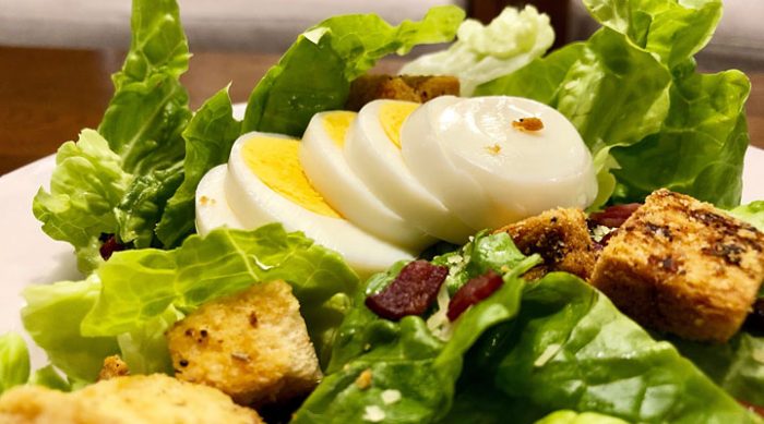 Как приготовить салат с яйцом: 7 вкусных и сытных рецептов